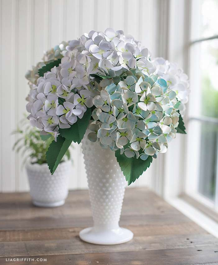 белый цветок из бумаги гортензия