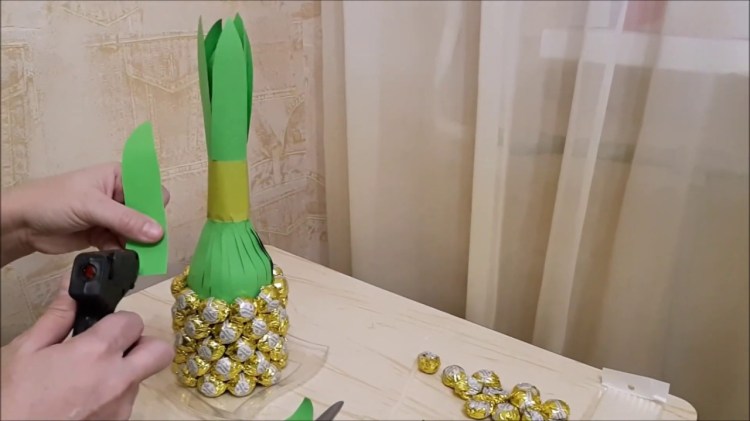 ананас из шампанского на каркасе