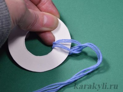 Как сделать помпон на шапку из меха, пряжи или ниток - мастер класс по вязке помпонов, фото и видео инструкции